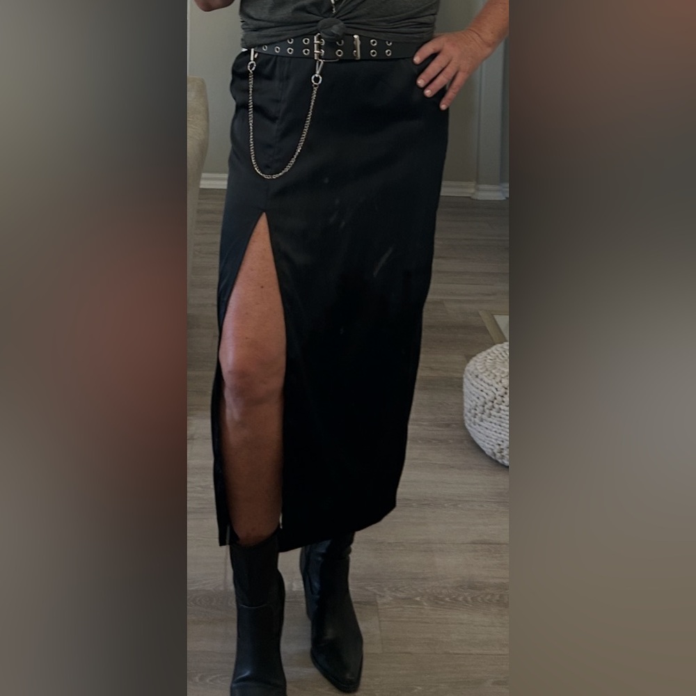 Black Women's Midi Skirt with slit on one side Size Medium 36inches long Size L - Picture 1 of 5